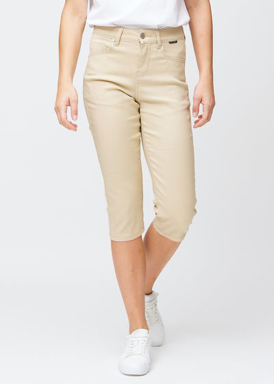Slimcapris för kvinnor i beige jeanstyg, färgen Gazelles. Framifrån på en modell, med figursydd passform till strax under knät.