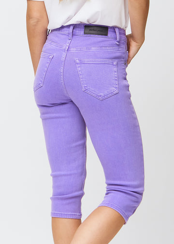Slimcapris för kvinnor i pastellila jeanstyg, färgen Lavenders. Närbild bakifrån på en modell, med fokus på bakfickor och sömmar.