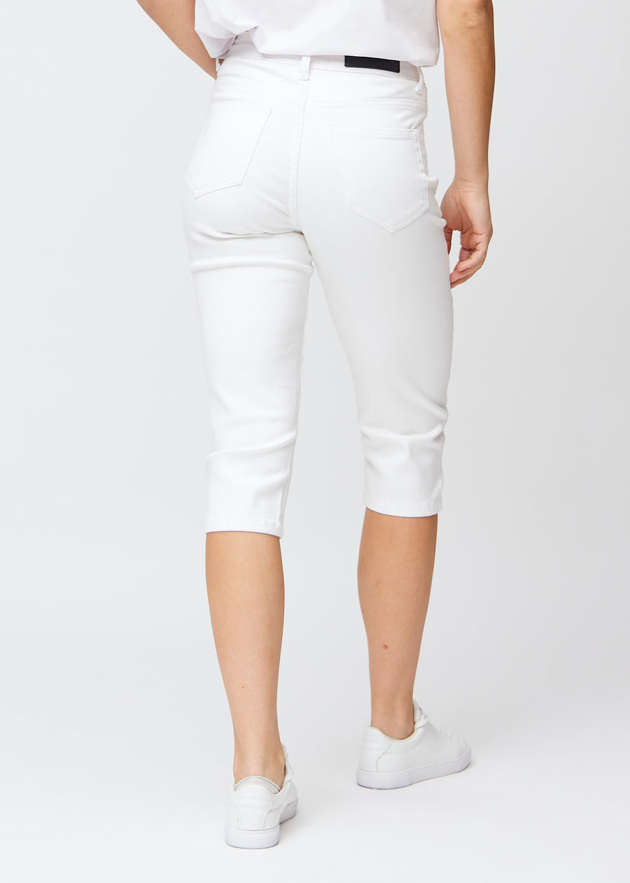 Slimcapris för kvinnor i vitt jeanstyg, färgen Marguerites. Bakifrån på en modell, med fokus på passform, längd och bakfickor.