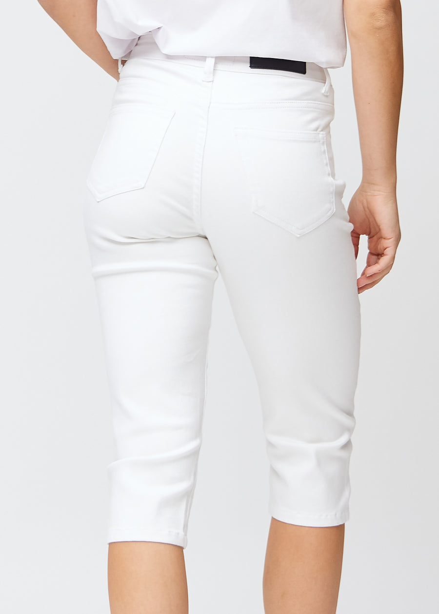 Slimcapris för kvinnor i vitt jeanstyg, färgen Marguerites. Närbild bakifrån på en modell, med fokus på bakfickor och sömmar.