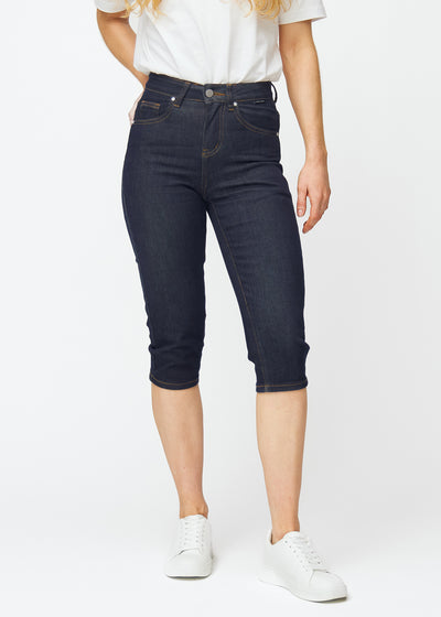 Mörkblå denim capris för dam i färgen Midnights med slim passform som är figursydd från höften till under knät, sett framifrån.
