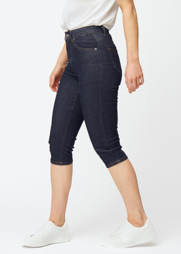 Mörkblå denim capris för dam i färgen Midnights med slim passform sett från sidan på modell.