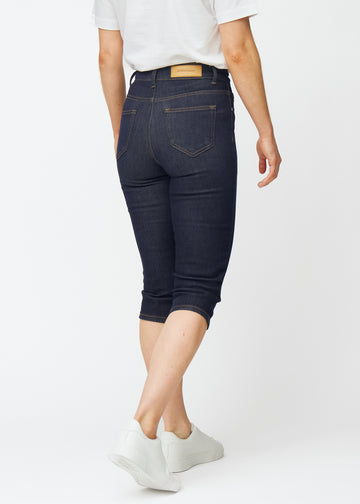 Mörkblå denim capris för dam i färgen Midnights sett bakifrån.