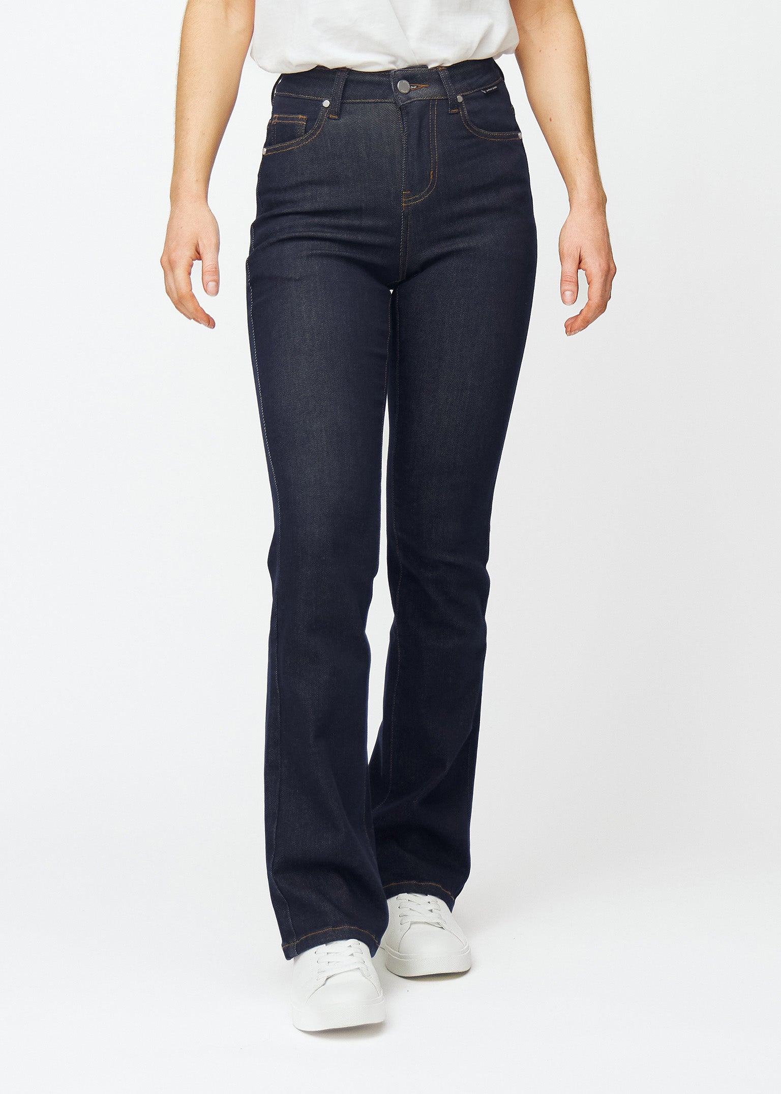 Djupt mörkblå denim jeans för kvinnor i färgen Midnights med bootcut-passform, som sitter åt över höfter och lår och har lätt vidd vid anklarna, sedd framifrån.