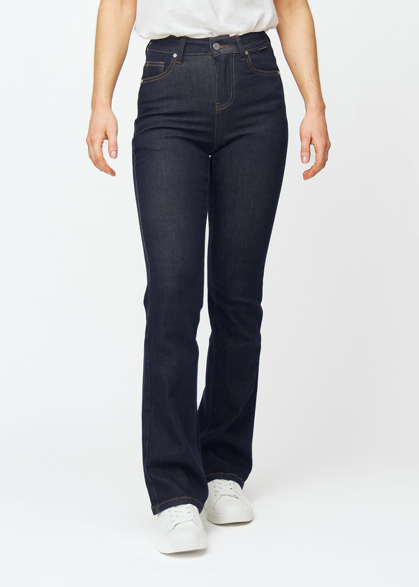 Djupt mörkblå denim jeans för kvinnor i färgen Midnights med bootcut-passform, som sitter åt över höfter och lår och har lätt vidd vid anklarna, sedd framifrån.