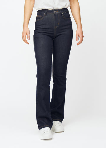 Djupt mörkblå denim jeans för kvinnor i färgen Midnights med bootcut-passform, som sitter åt över höfter och lår och har lätt vidd vid anklarna, sedd framifrån.