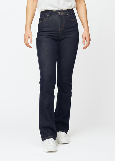 Djupt mörkblå denim jeans för kvinnor i färgen Midnights med bootcut-passform, som sitter åt över höfter och lår och har lätt vidd vid anklarna, sedd framifrån.