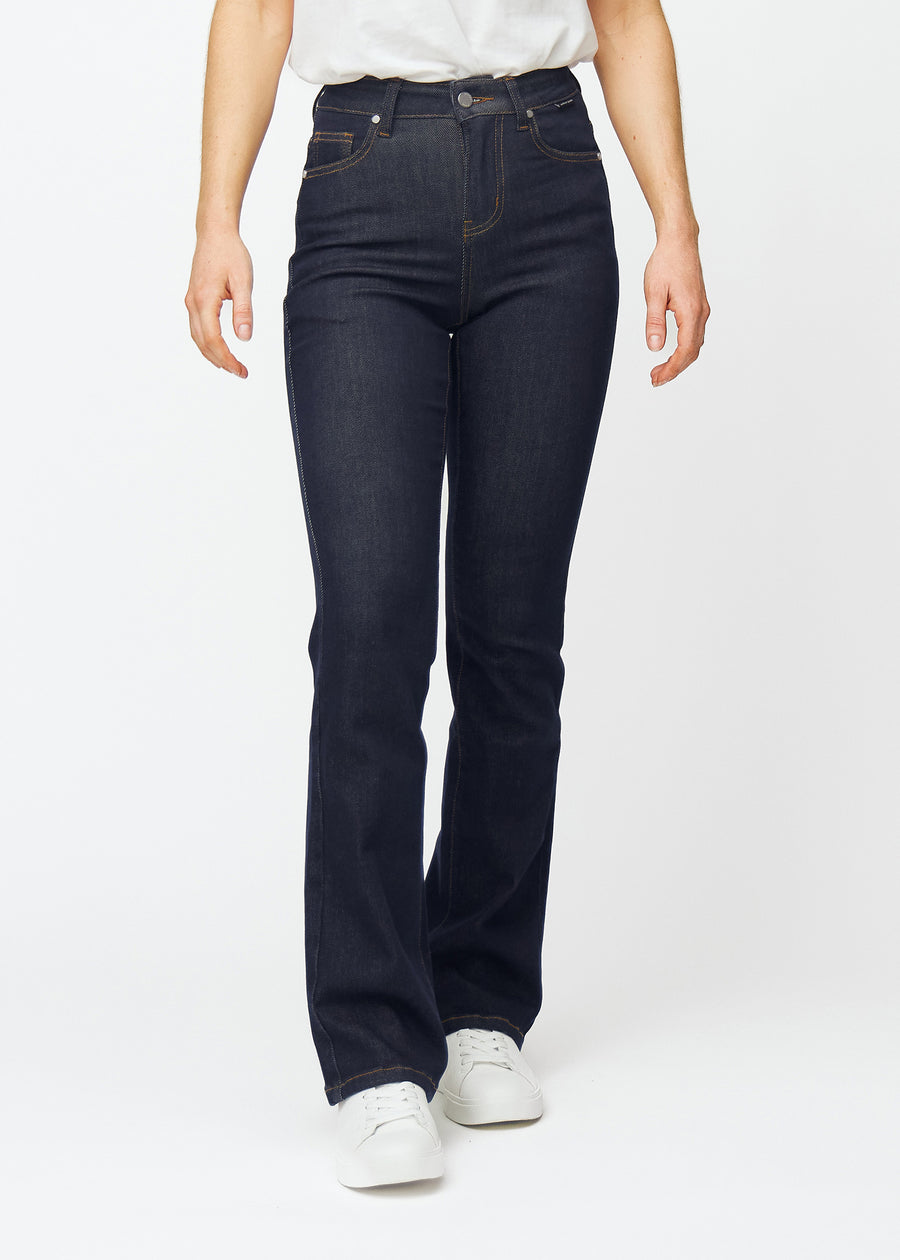 Djupt mörkblå denim jeans för kvinnor i färgen Midnights med bootcut-passform, som sitter åt över höfter och lår och har lätt vidd vid anklarna, sedd framifrån.
