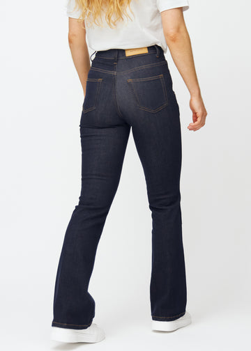 Djupt mörkblå denim jeans för kvinnor i färgen Midnights sedd bakifrån, så att passform och vidd kan ses.