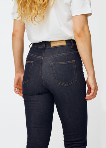 Djupt mörkblå denim jeans för kvinnor i färgen Midnights sedd bakifrån i närbild för att visa passform och detaljer.