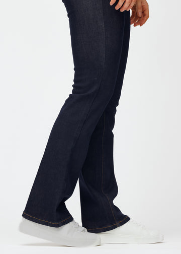 Djupt mörkblå denim jeans för kvinnor i färgen Midnights med bootcut-passform sedd i närbild vid anklarna för att visa den lätta vidden.