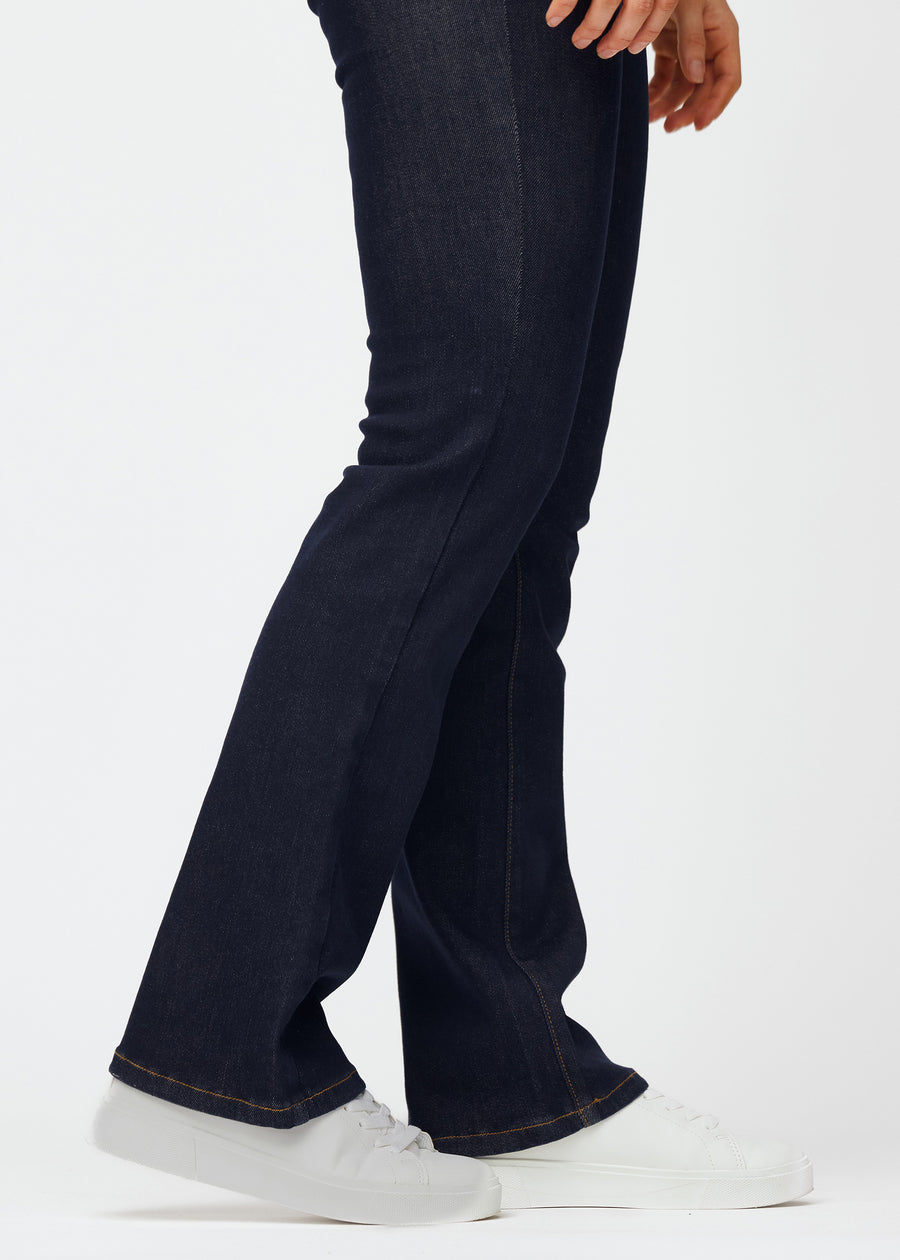 Djupt mörkblå denim jeans för kvinnor i färgen Midnights med bootcut-passform sedd i närbild vid anklarna för att visa den lätta vidden.