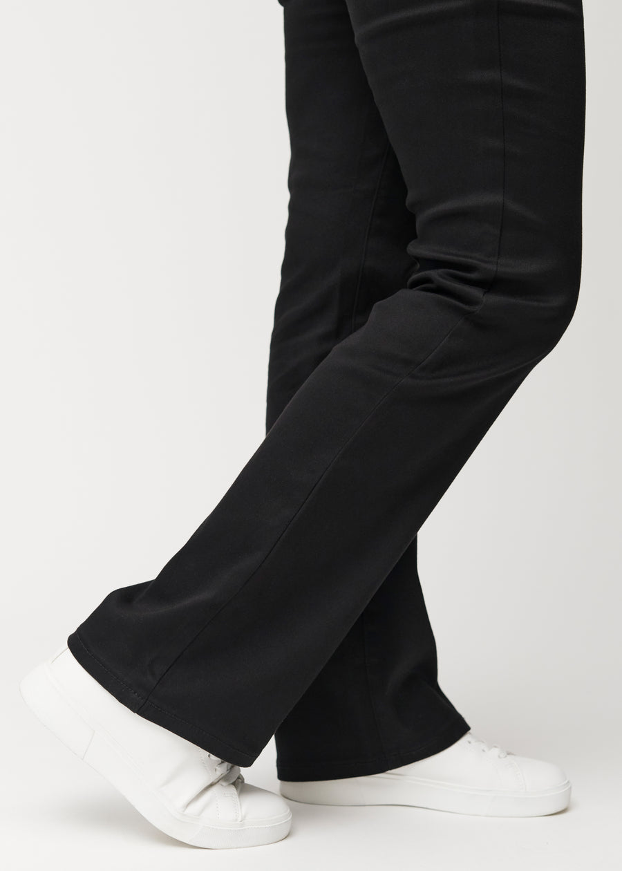 Anklarna på en modell, så att man kan se den lätta vidden i byxbenet, i en Bootcut-passform.