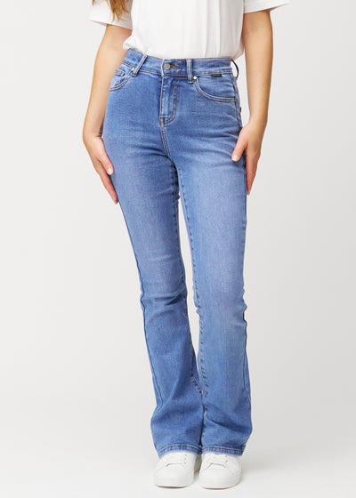 Blå mid-rise bootcutjeans i färgen Rivers. Framifrån på en modell, med nära passform över höfter och lår och lätt utsvängning nedtill.