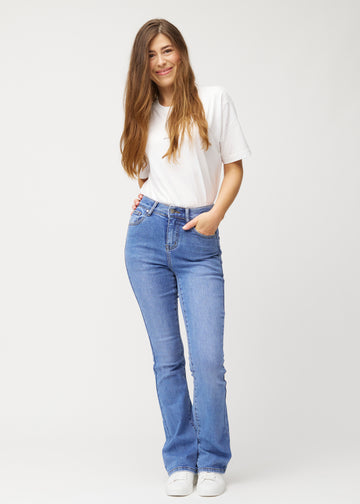 Blå mid-rise bootcutjeans i färgen Rivers. Helbild av en modell i jeansen.