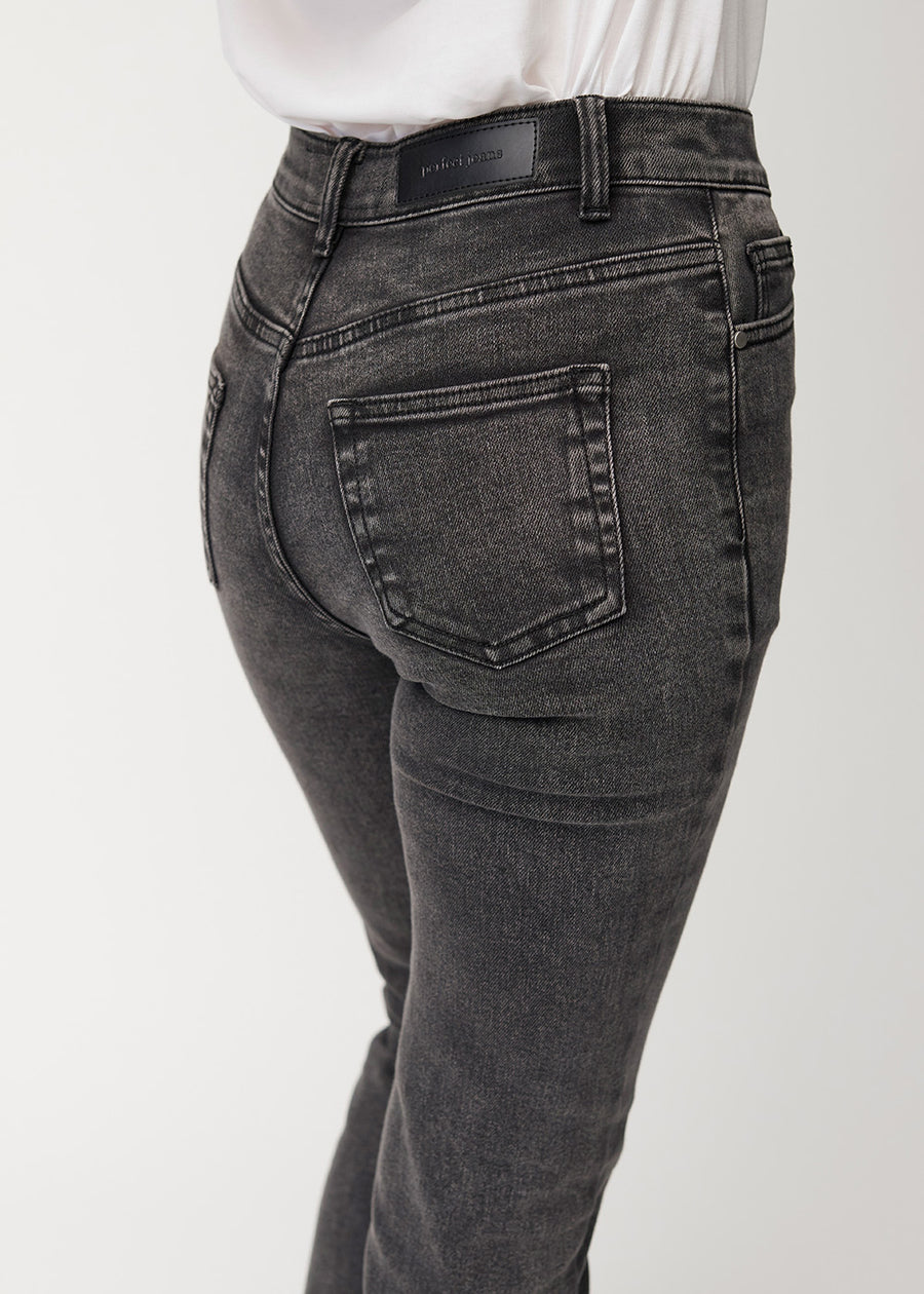 Mörkgrå mid-rise bootcutjeans i färgen Shadows. Närbild bakifrån på en modell som visar detaljerna.