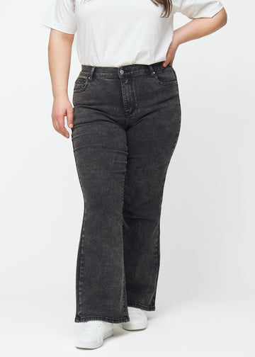 Mörkgrå mid-rise bootcutjeans i färgen Shadows. Framifrån på en plus size-modell, med nära passform över höfter och lår och lätt utsvängning nedtill.