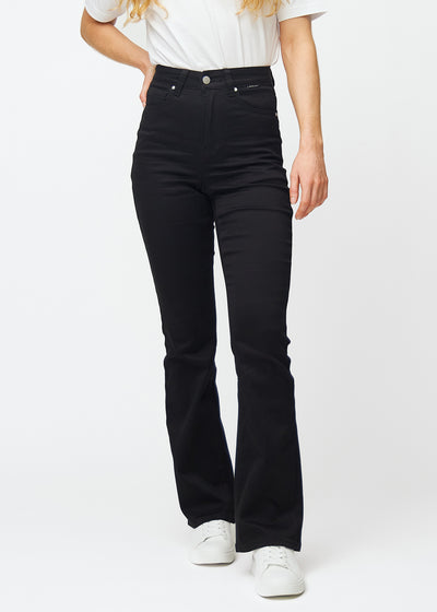 Svarta högmidjade bootcut jeans, modellnamn Ravens, som sitter tajt från midja till lår och har en lätt vidd nedtill, sett framifrån.