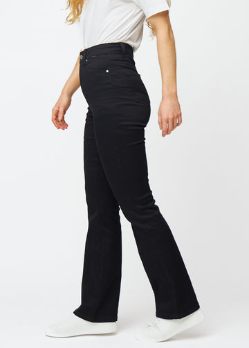 Svarta högmidjade bootcut jeans sedda från sidan på modell.