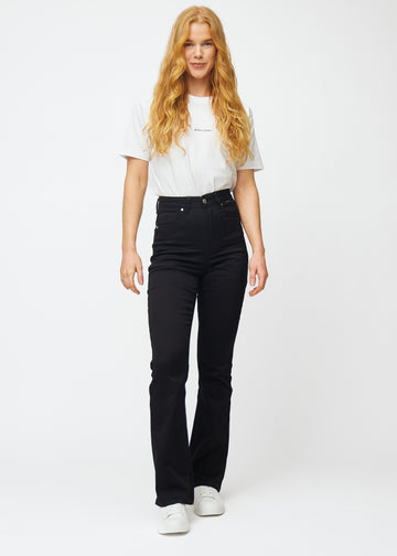 Helbild av modell i svarta högmidjade bootcut jeans.