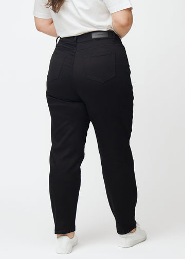 Svarta högmidjade regular jeans sedda bakifrån på en plus-size-modell, så att man kan se hela produkten.