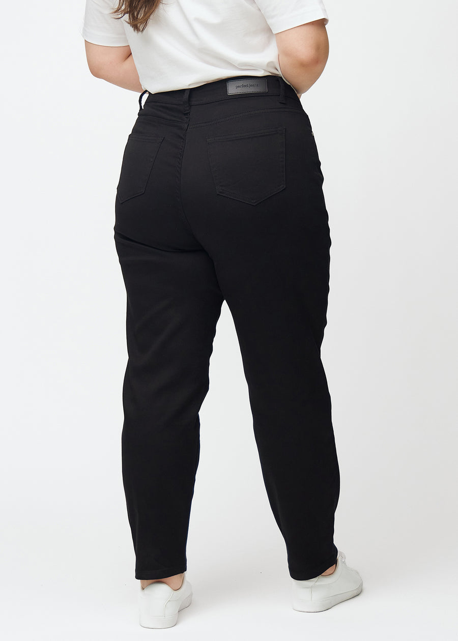Svarta högmidjade regular jeans sedda bakifrån på en plus-size-modell, så att man kan se hela produkten.