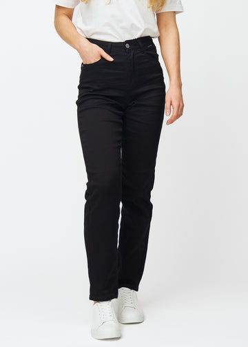 Svarta högmidjade regular jeans, modellnamn Ravens, som är en straight leg jeans med en rak passform från höften och ner, sedd framifrån.