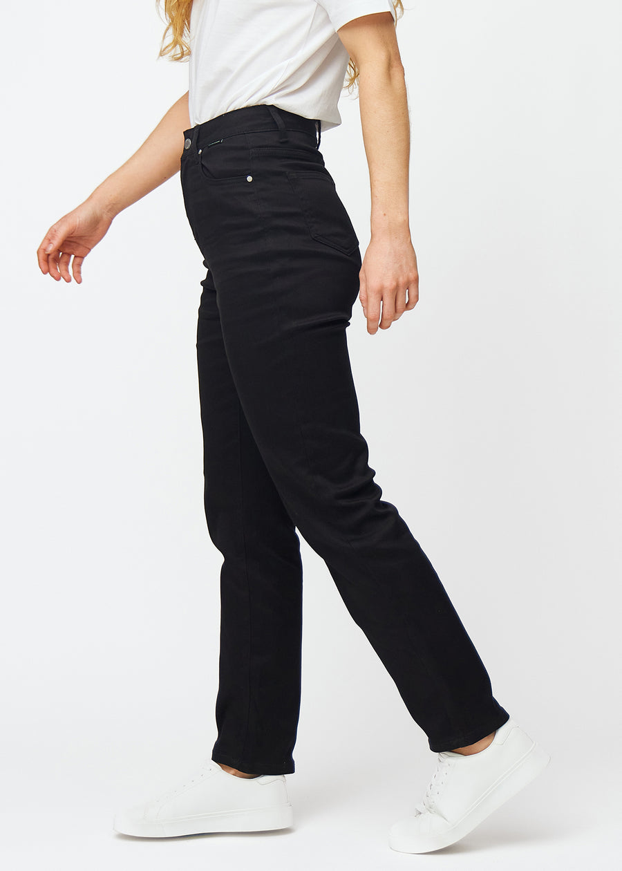 Svarta högmidjade regular jeans sedda från sidan på modell.
