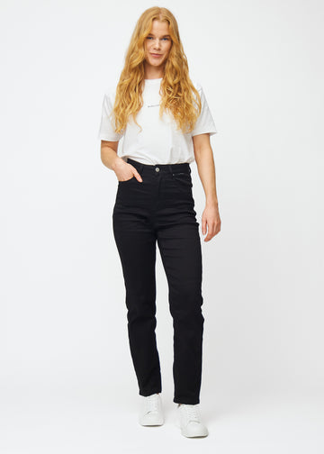 Helbild av modell i svarta högmidjade regular jeans.