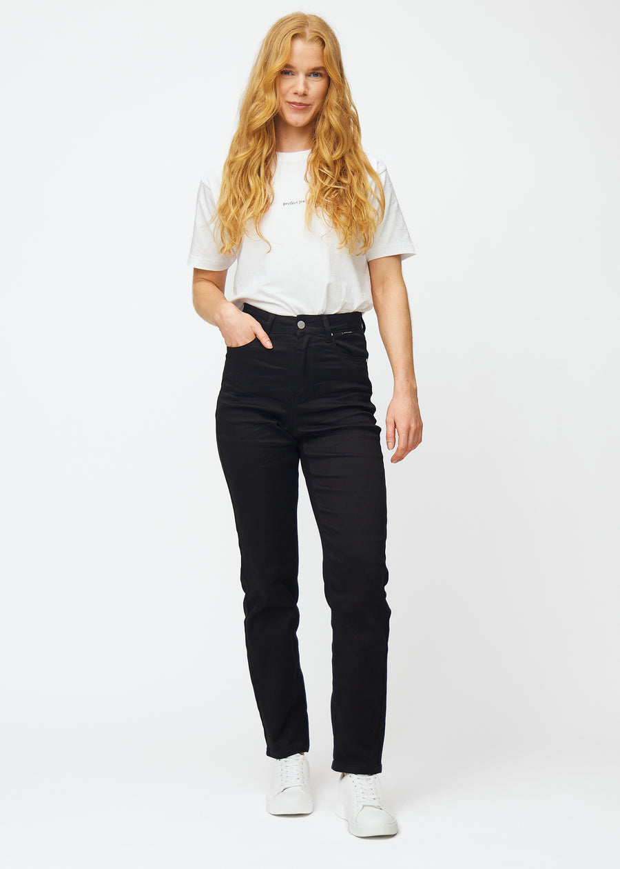 Helbild av modell i svarta högmidjade regular jeans.