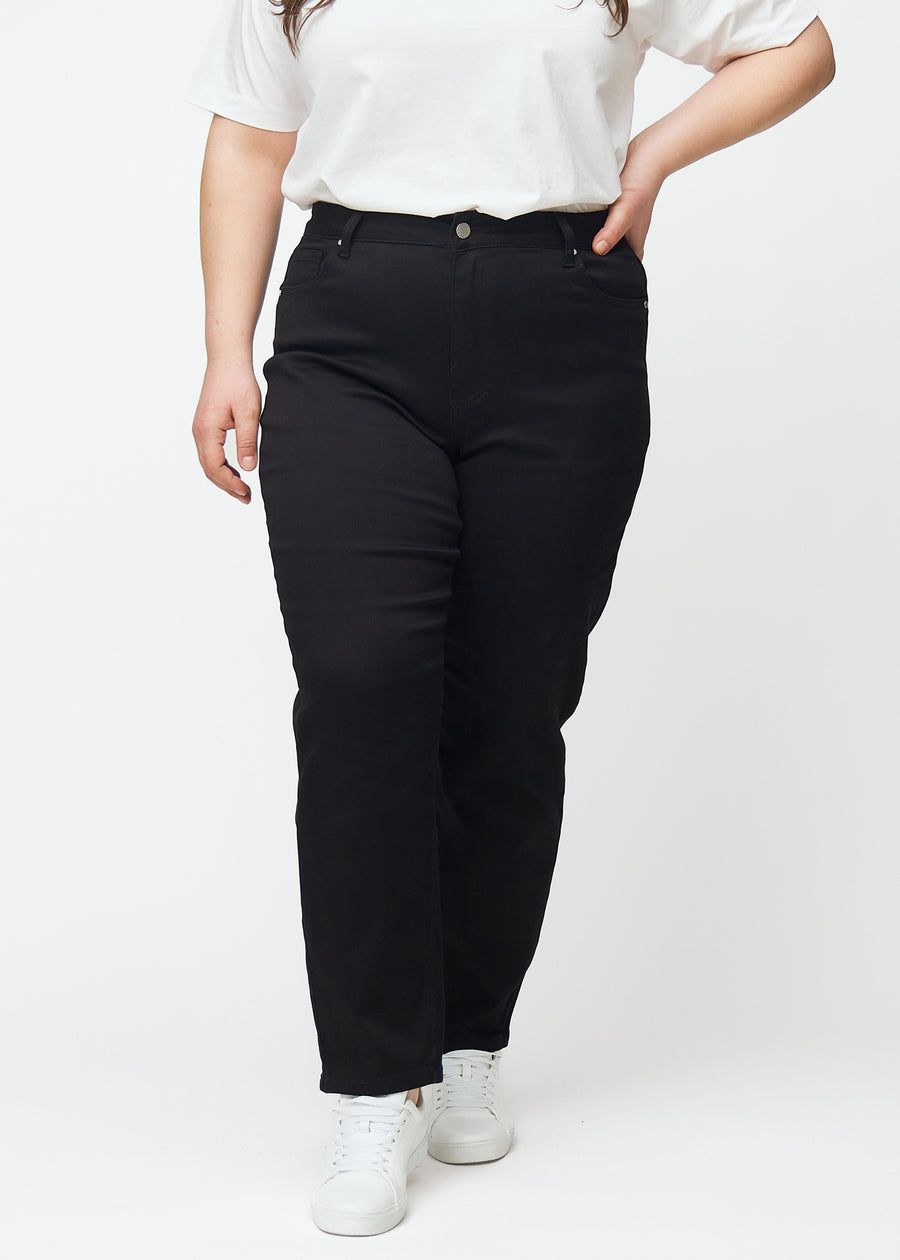 Svarta högmidjade regular jeans, modellnamn Ravens, som är en straight leg jeans med en rak passform från höften och ner, på en plus-size-modell, sedd framifrån.