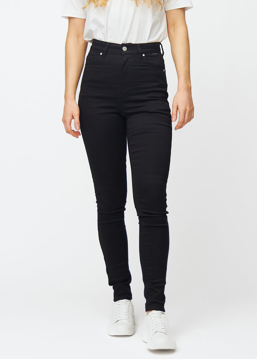 En modell visar klassiska svarta Ravens high rise skinny jeans för kvinnor sedda framifrån.