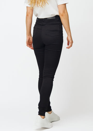 Svarta jeans med hög midja för kvinnor i färgen Ravens med skinny fit ses bakifrån på en modell.
