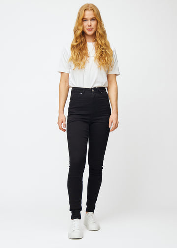 Bilden visar en hel outfit med en modell iklädd svarta high rise skinny jeans för kvinnor i färgen Ravens.