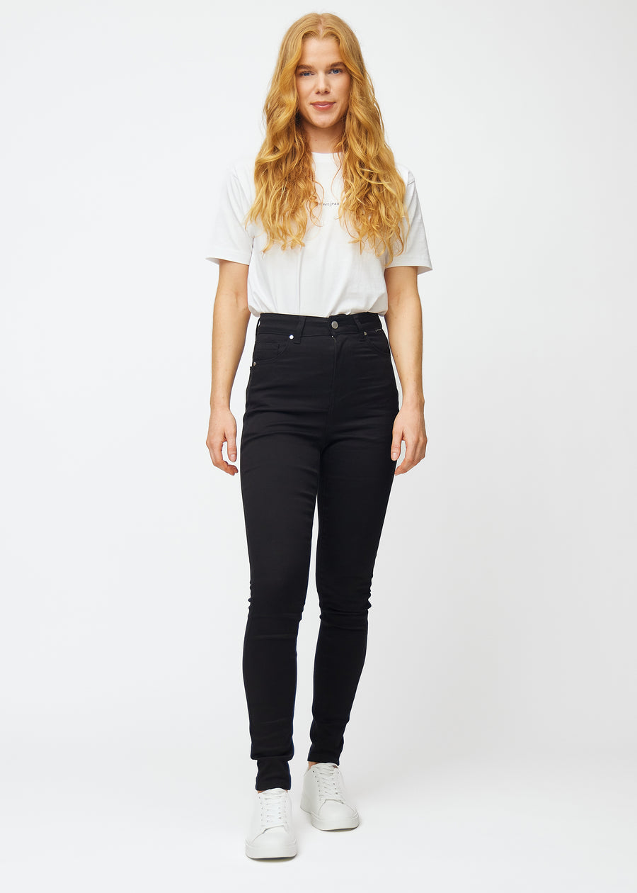 Bilden visar en hel outfit med en modell iklädd svarta high rise skinny jeans för kvinnor i färgen Ravens.