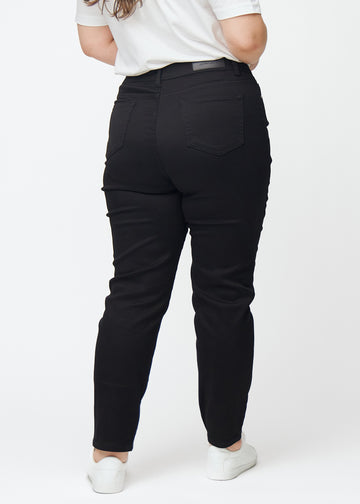 Svarta högmidjade slim jeans sedda bakifrån på en plus-size-modell, så att man kan se hela produkten.