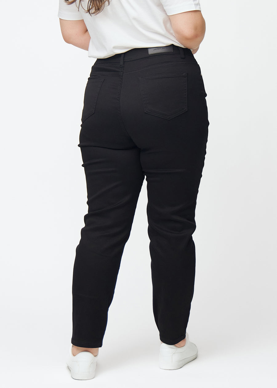 Svarta högmidjade slim jeans sedda bakifrån på en plus-size-modell, så att man kan se hela produkten.
