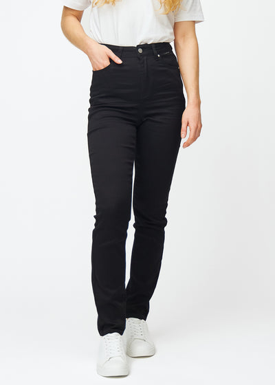 Svarta högmidjade slim jeans, modellnamn Ravens, som sitter tight längs benet, men lite lösare vid ankeln, sett framifrån.