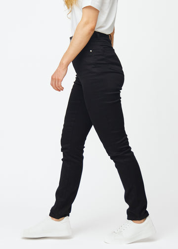 Svarta högmidjade slim jeans sedda från sidan på modell.