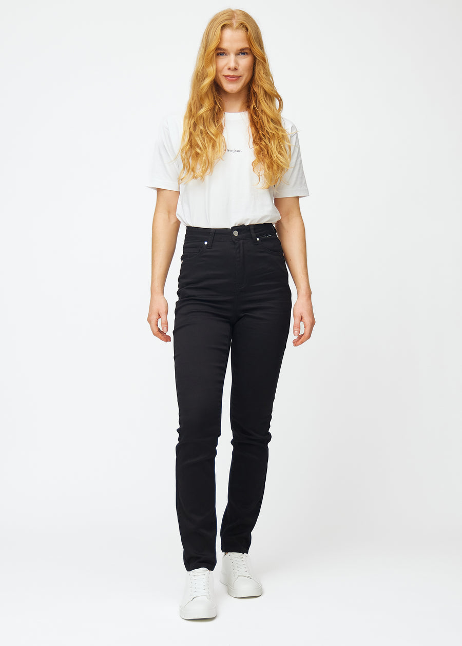 Helbild av modell i svarta högmidjade slim jeans.