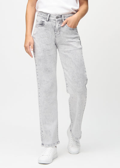 Loose jeans för kvinnor i ljusgrå, färgen Ashes. Framifrån på en modell, med rymlig passform och vida ben.