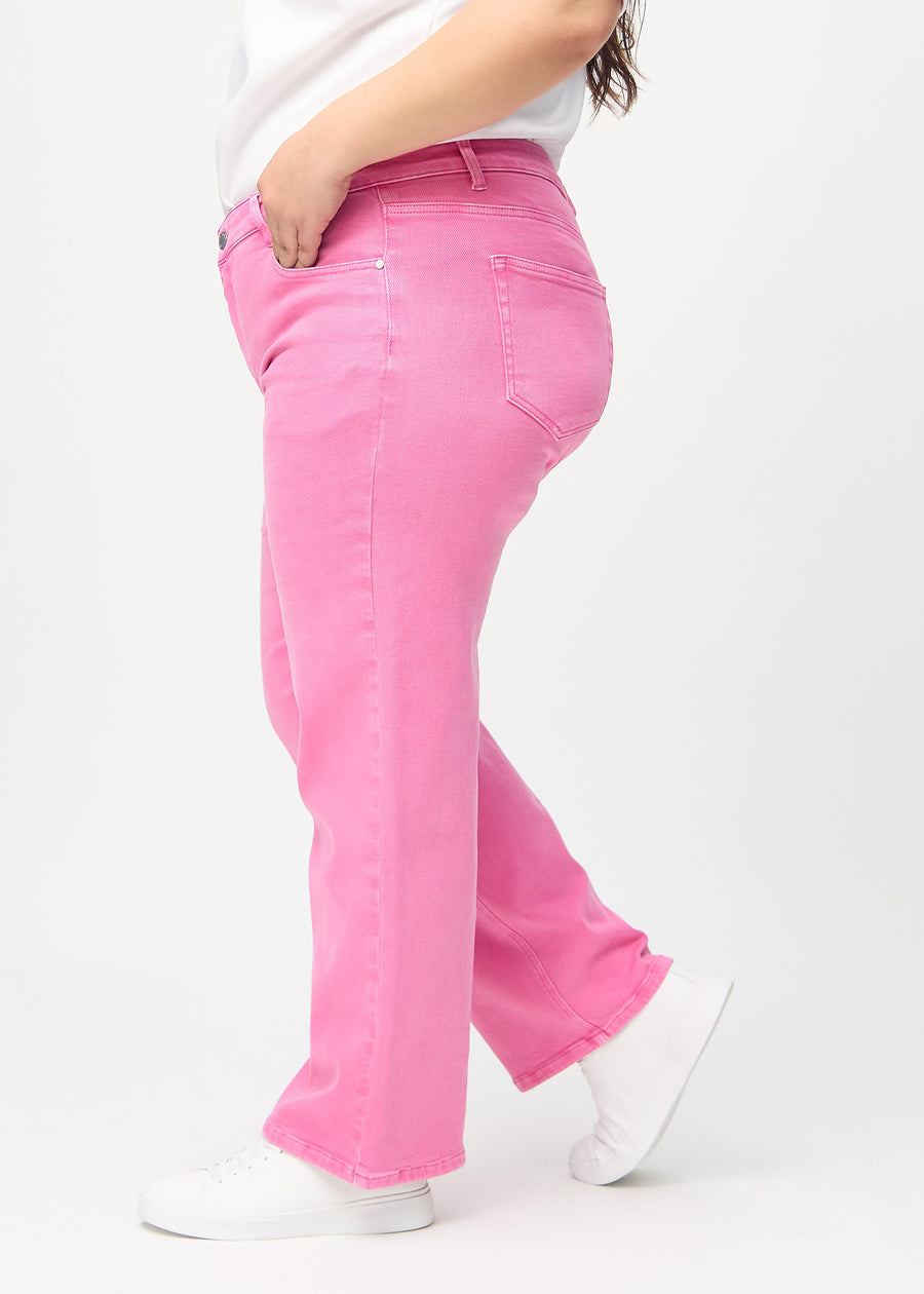 Ljusrosa loose jeans sedda från sidan på en plus size-modell.