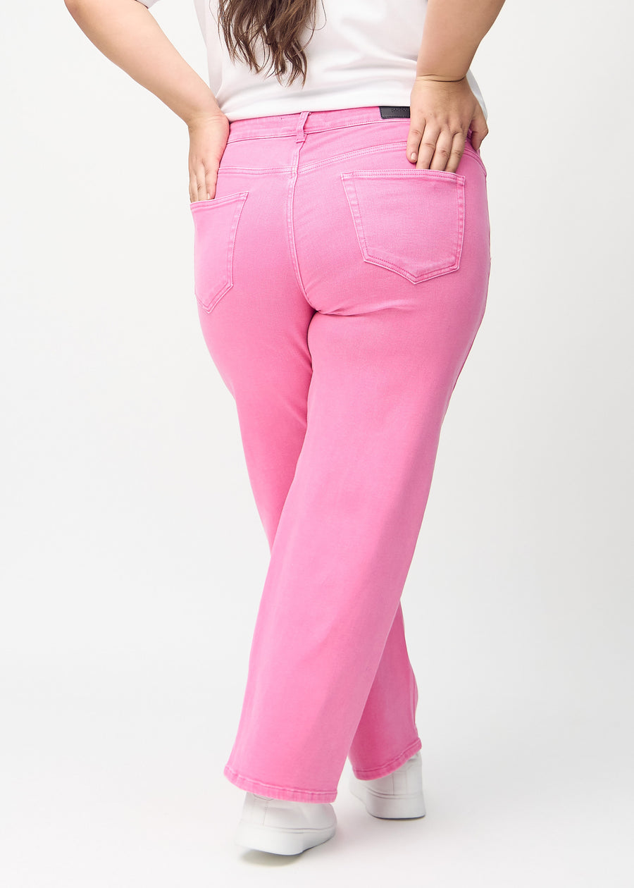 Ljusrosa loose jeans sedda bakifrån på en plus size-modell, så att man kan se hela produkten.