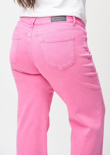 Ljusrosa loose jeans sedda bakifrån i närbild på en plus size-modell för att visa detaljer.
