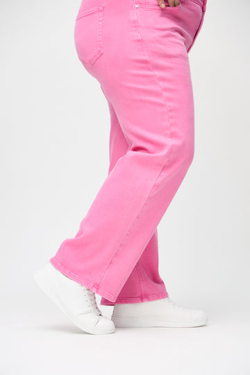 Anklarna på en plus size-modell, så att man kan se hur löst jeansen sitter.