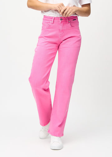 Ljusrosa loose jeans, modellnamn Flamingos, som sitter löst med mycket vidd i benen, sedd framifrån.
