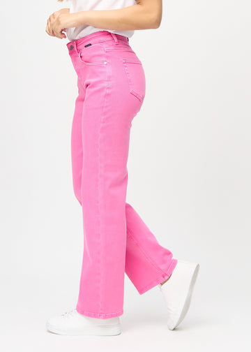 Ljusrosa loose jeans sedda från sidan på modell.
