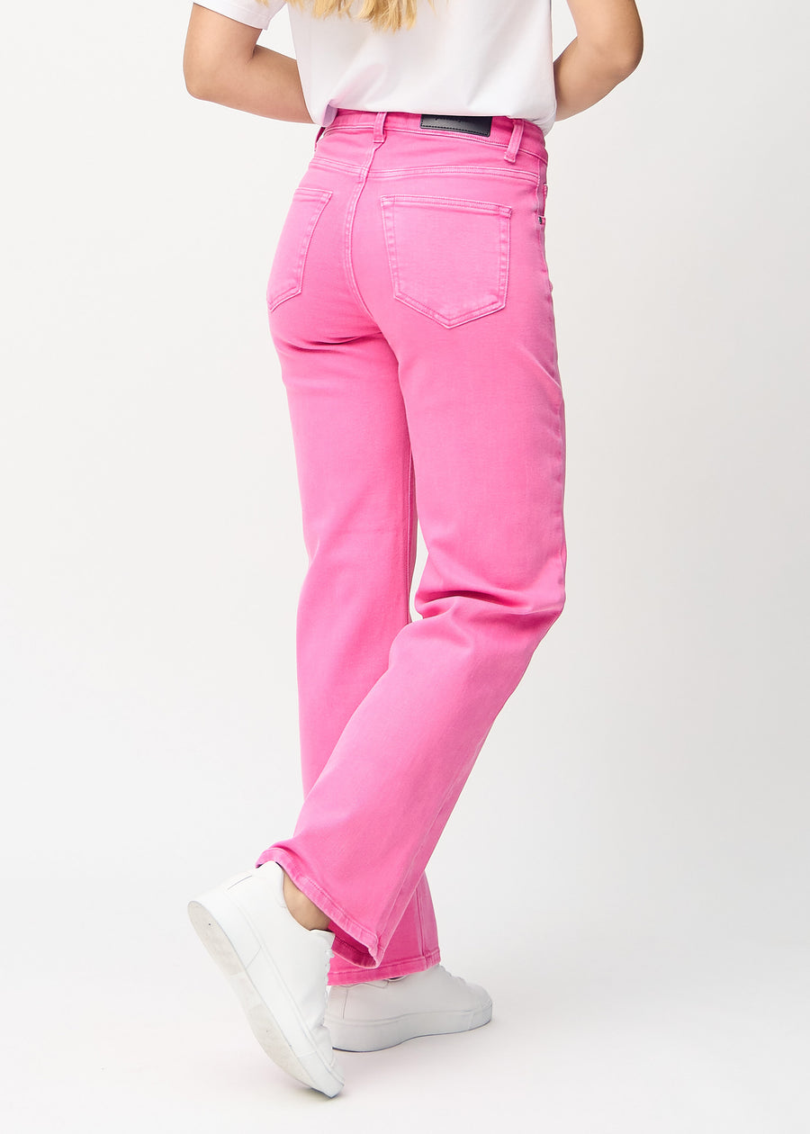 Ljusrosa loose jeans sedda bakifrån, så att man kan se hela produkten.

