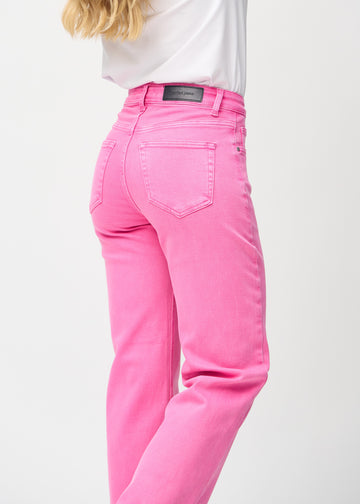 Ljusrosa loose jeans sedda bakifrån i närbild för att visa detaljer.