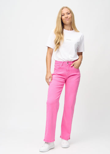 Helbild av modell i ljusrosa loose jeans.